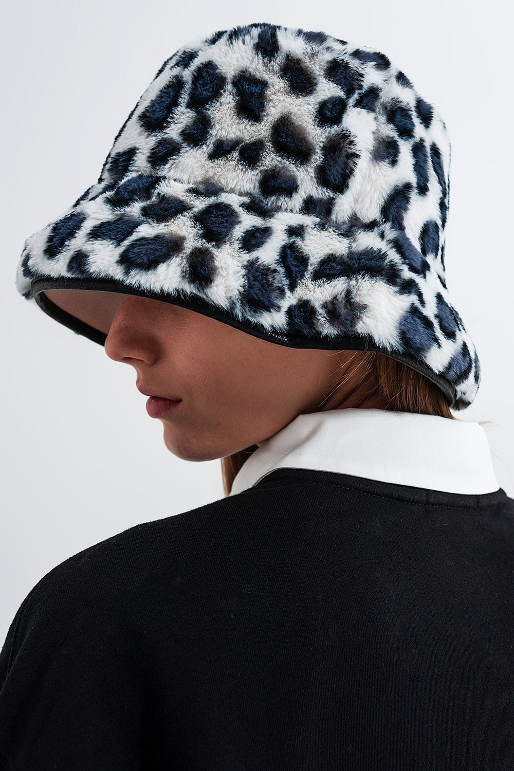 Q2 Cappello da pescatore grigio con stampa animalier