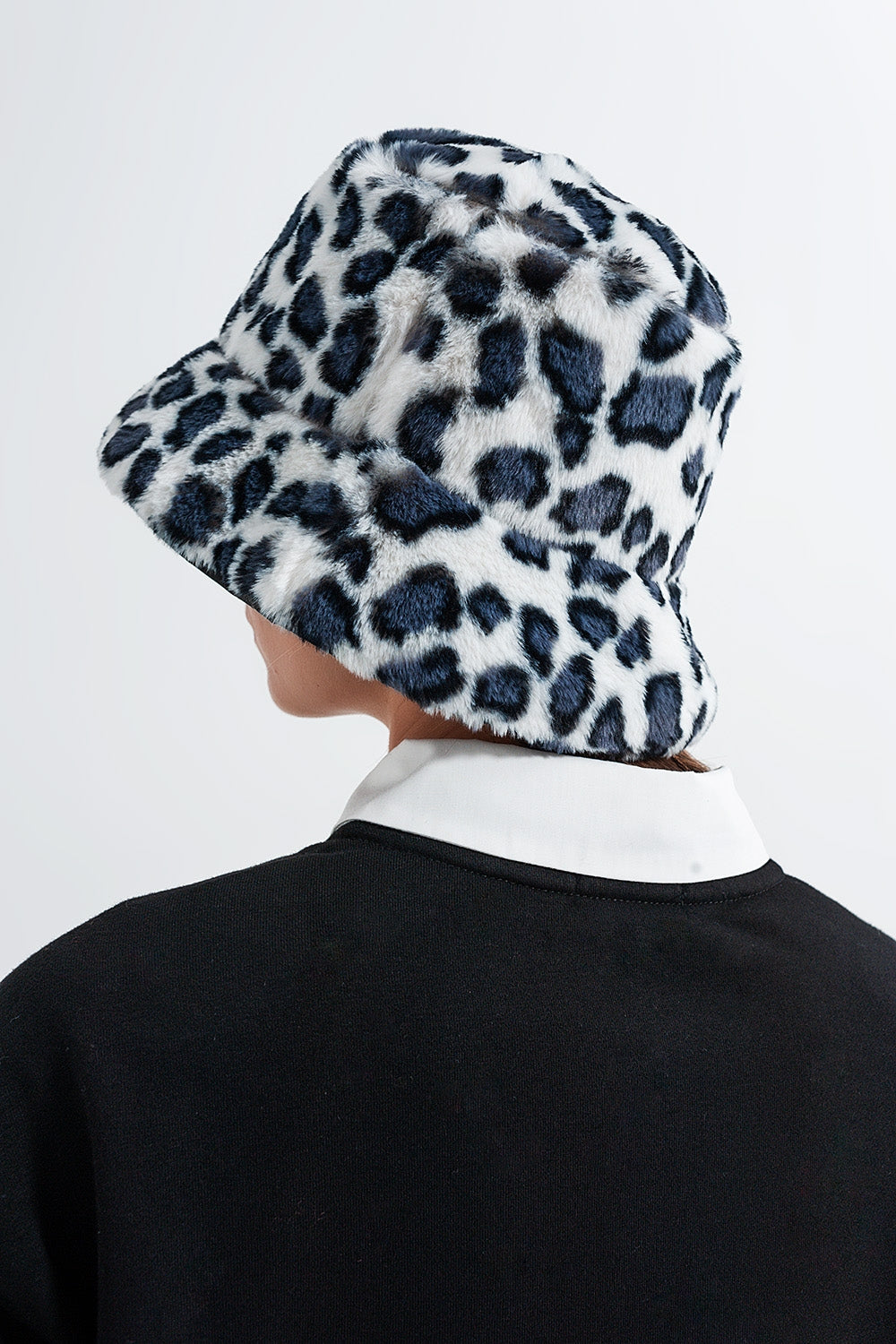 Cappello da pescatore grigio con stampa animalier