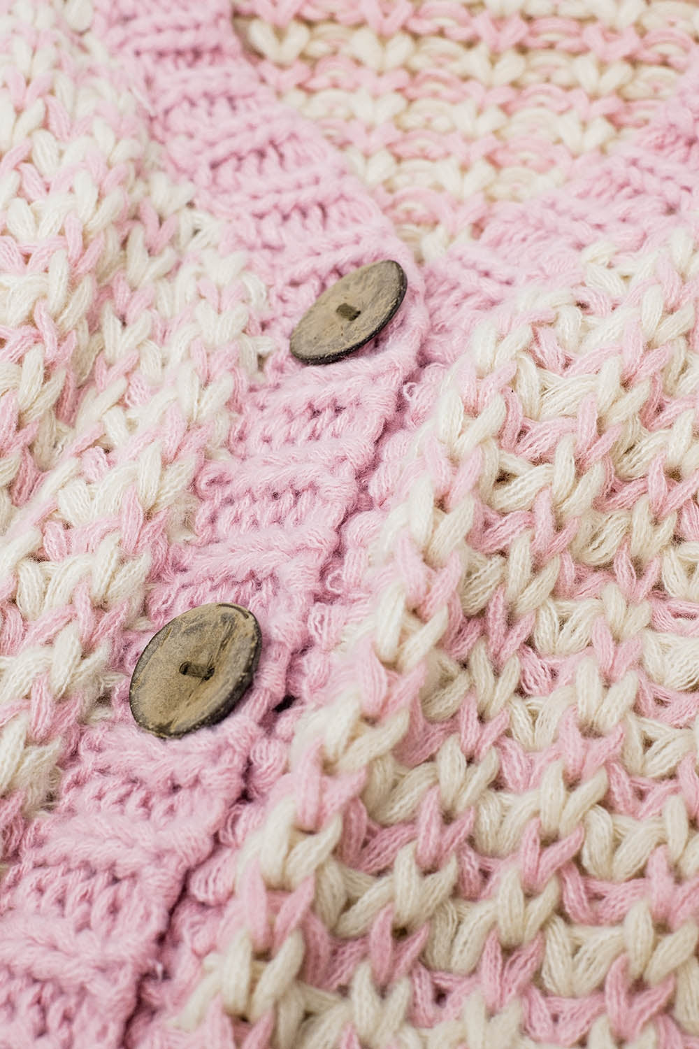 Cardigan a scacchi con grandi bottoni di legno in rosa