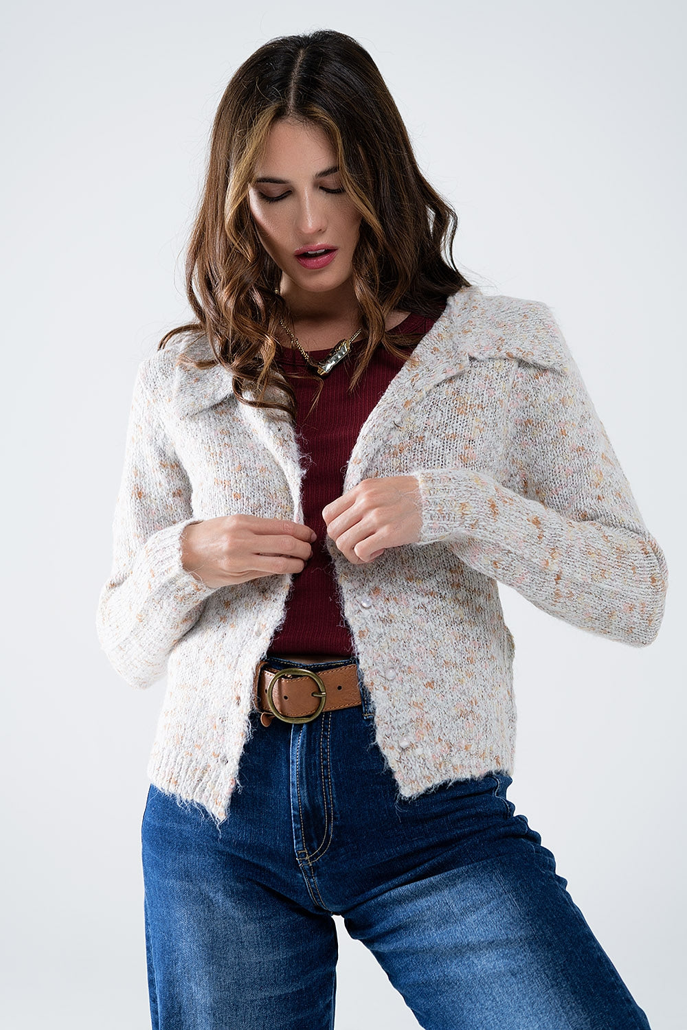 Cardigan beige con bottoni di perle