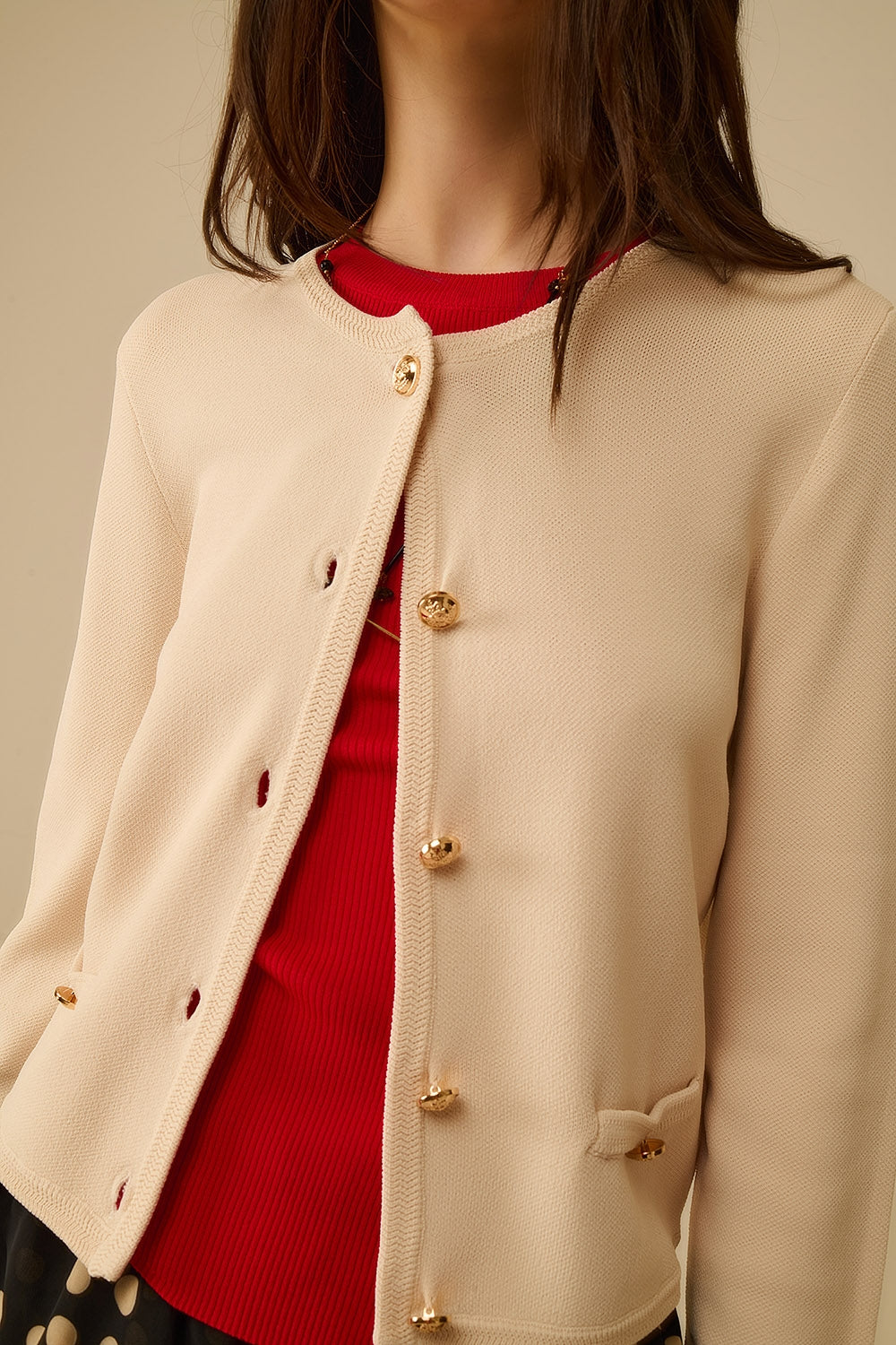 Cardigan beige con bottoni dorati