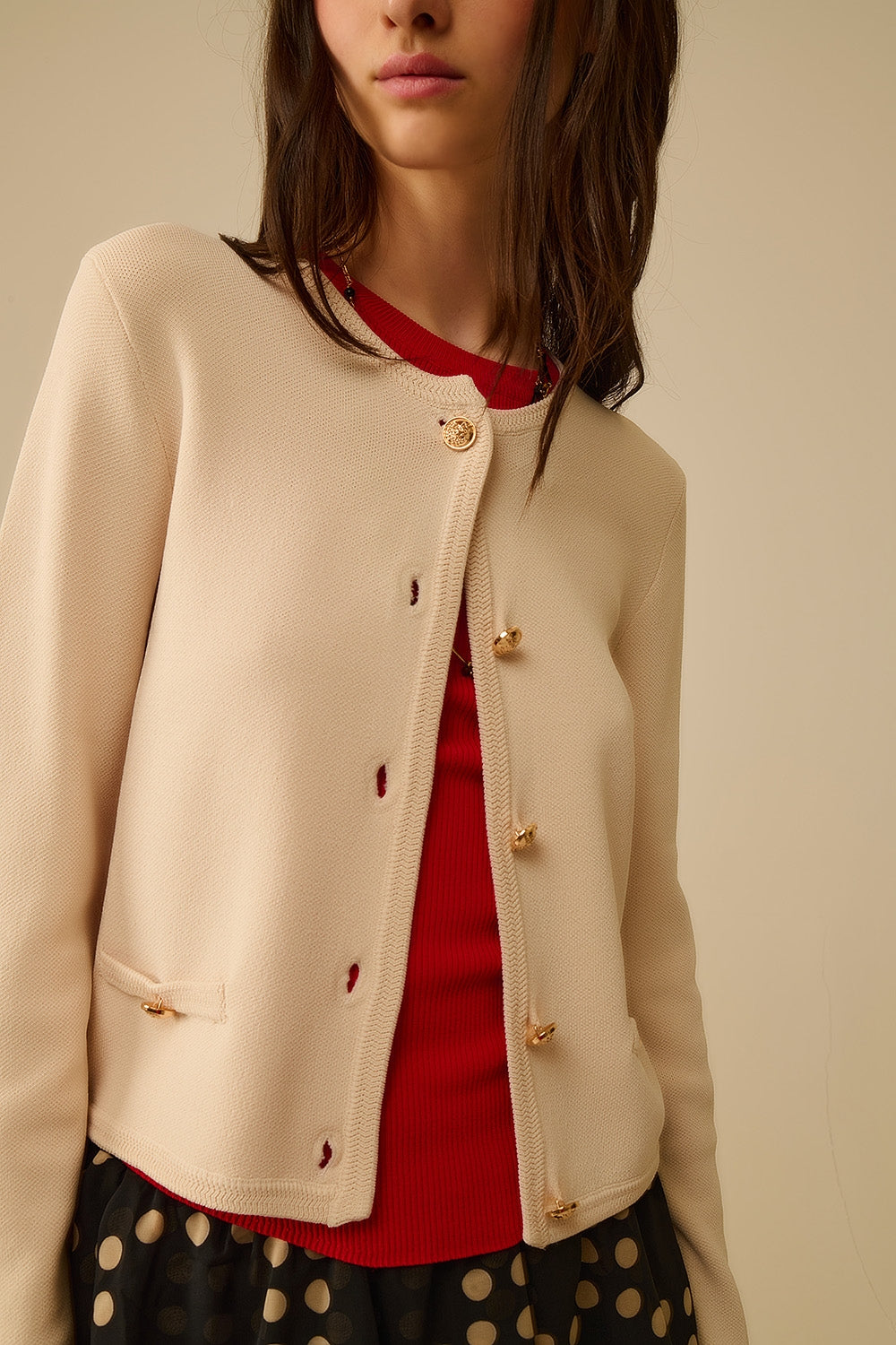 Cardigan beige con bottoni dorati