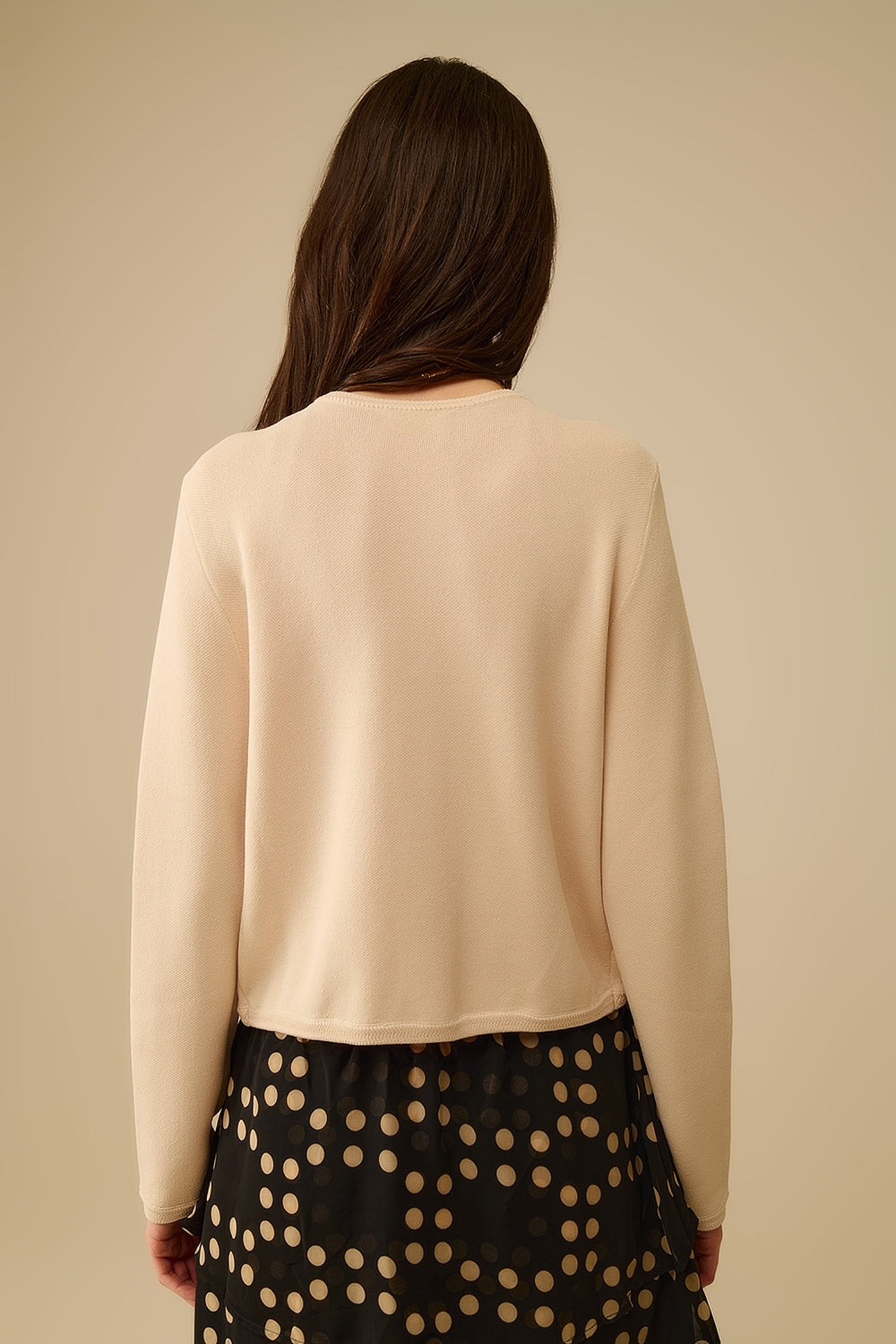 Cardigan beige con bottoni dorati