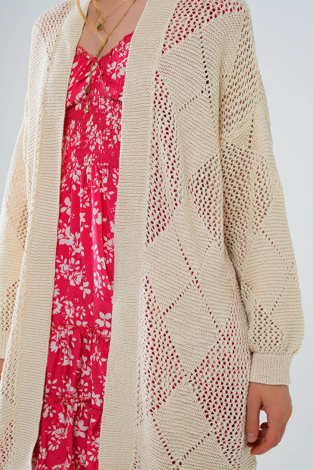 Cardigan beige drappeggiato con disegno all'uncinetto