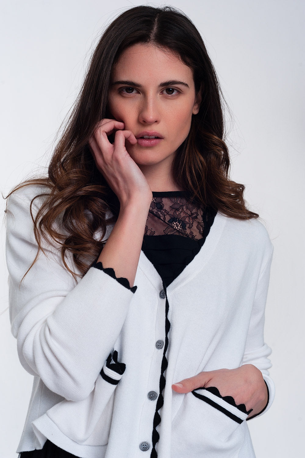 Q2 Cardigan bianco con finiture a contrasto