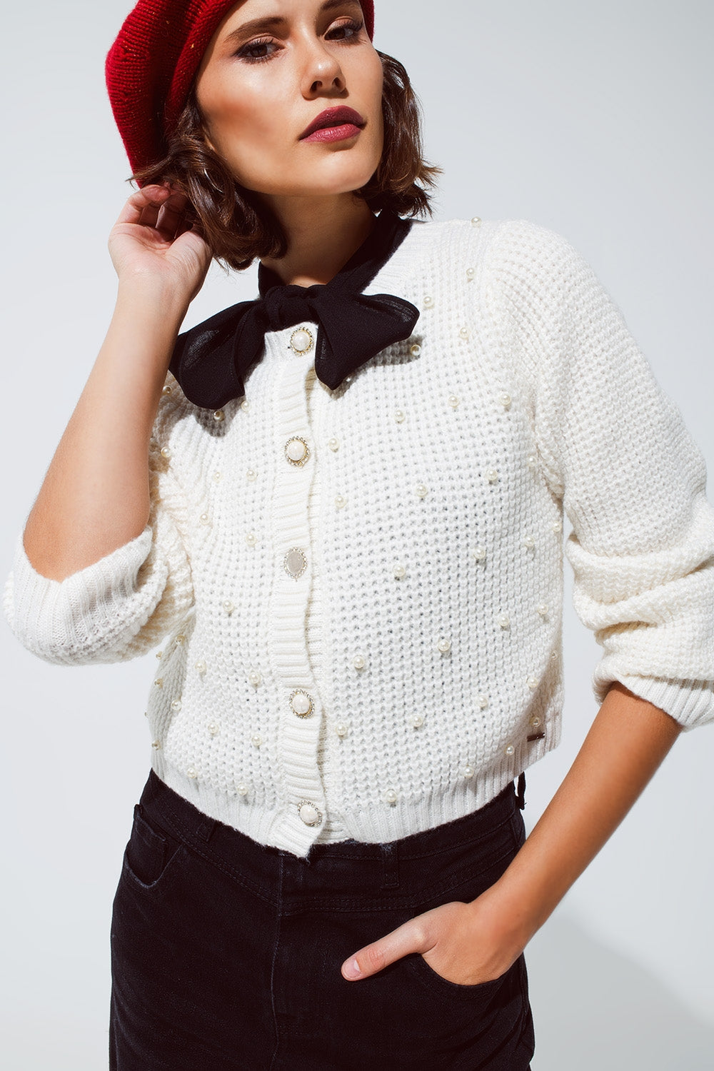 Q2 Cardigan bianco in maglia waffle con perle impreziosite e bottoni gioiello in bianco