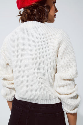 Cardigan bianco in maglia waffle con perle impreziosite e bottoni gioiello in bianco