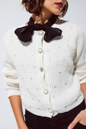 Cardigan bianco in maglia waffle con perle impreziosite e bottoni gioiello in bianco