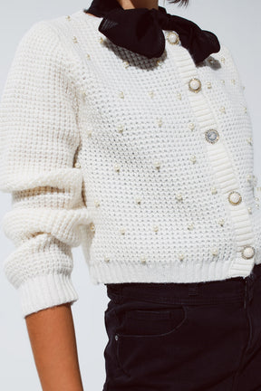 Cardigan bianco in maglia waffle con perle impreziosite e bottoni gioiello in bianco