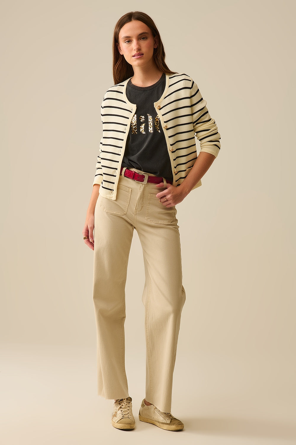 Cardigan crema con strisce nere e bottoni dorati