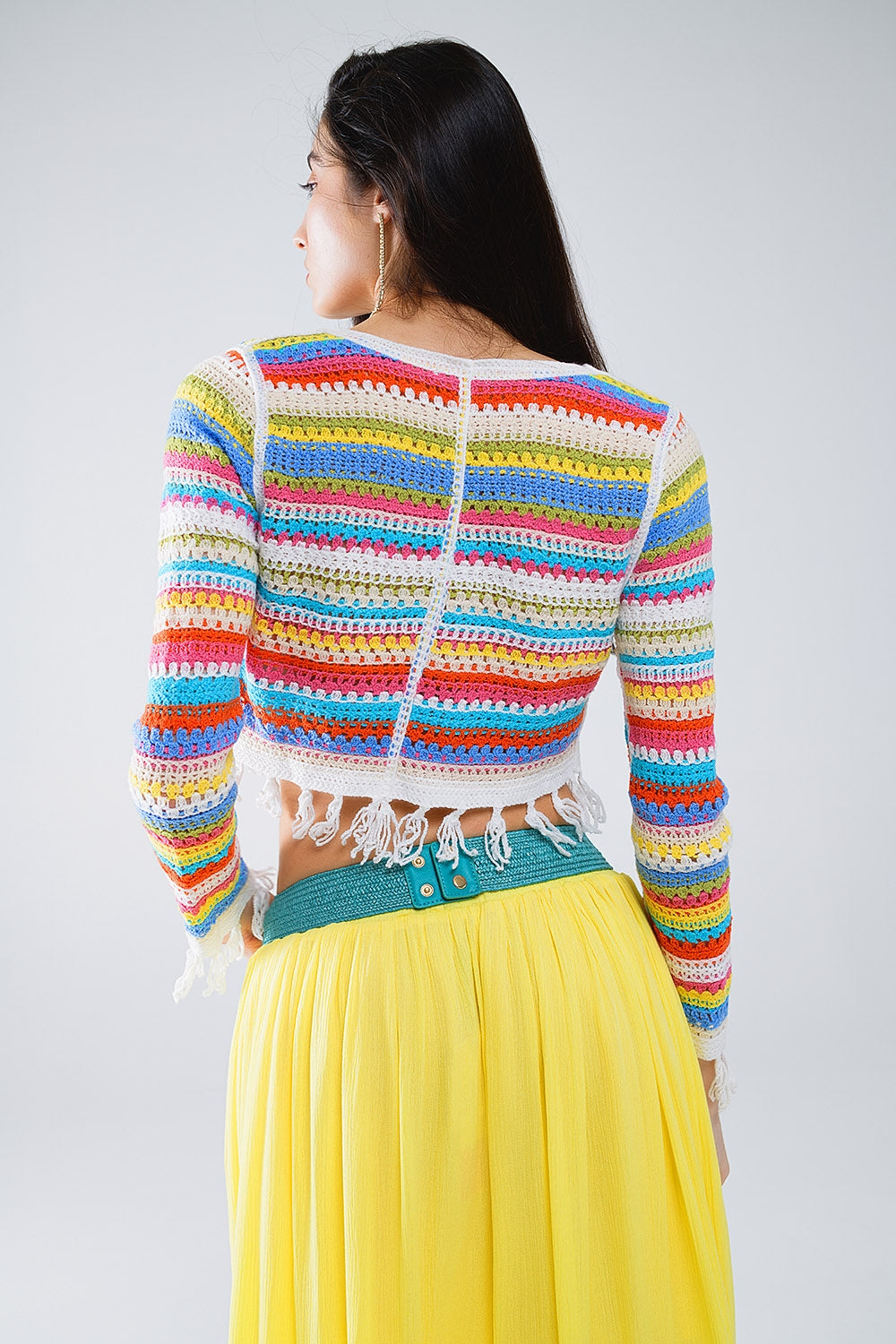 Cardigan cropped all'uncinetto a righe multicolore