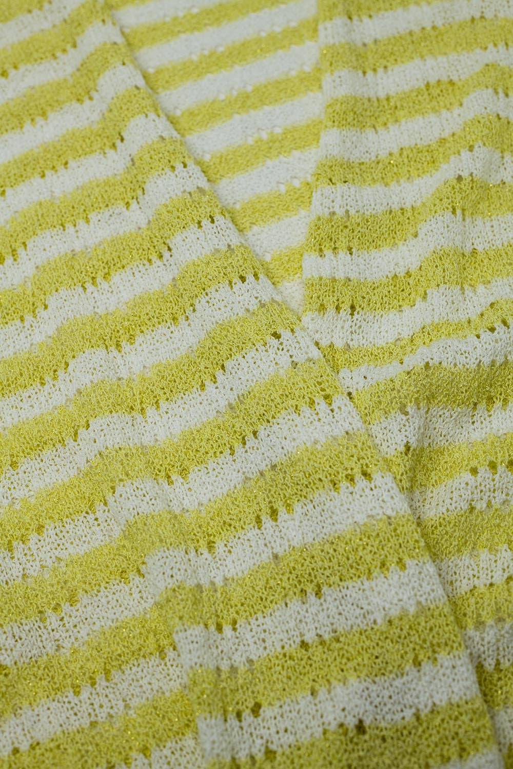 Cardigan giallo in stile bohémien con maglia a righe e frange