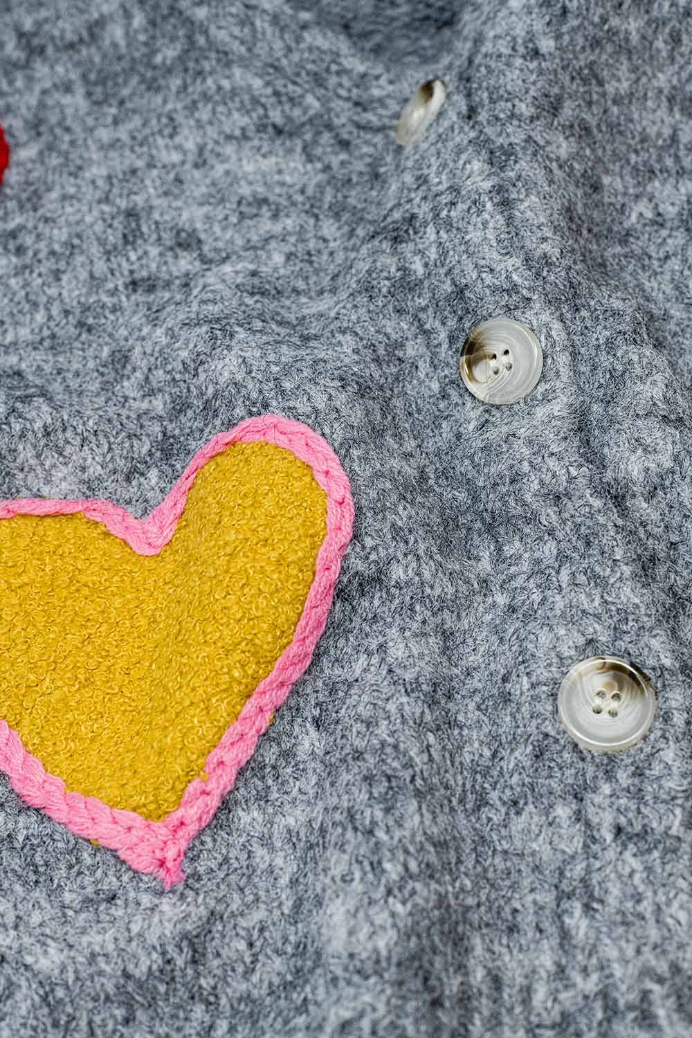 Cardigan grigio in maglia con cuori ricamati