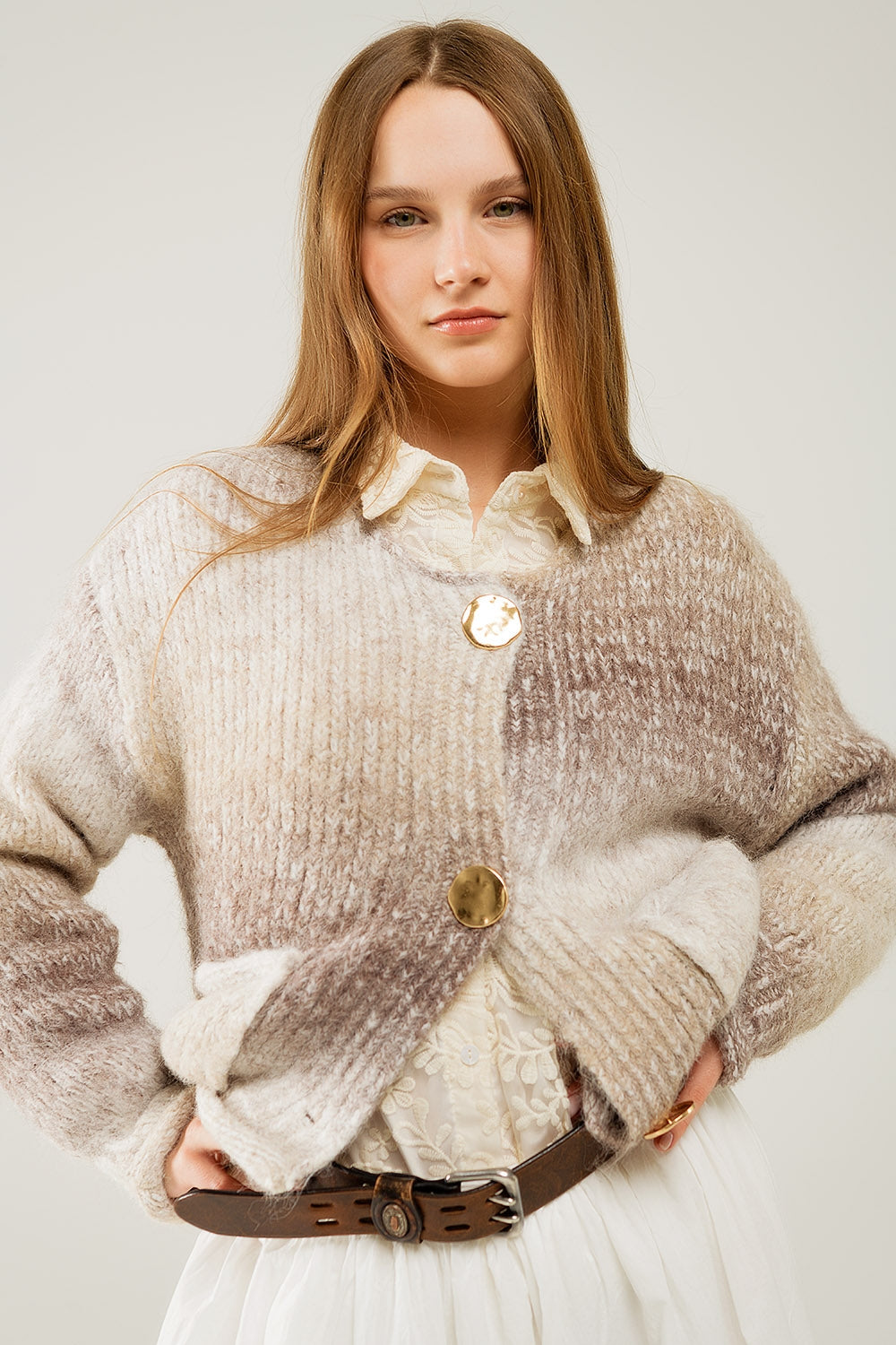 Cardigan in maglia a cavi color crema e marrone