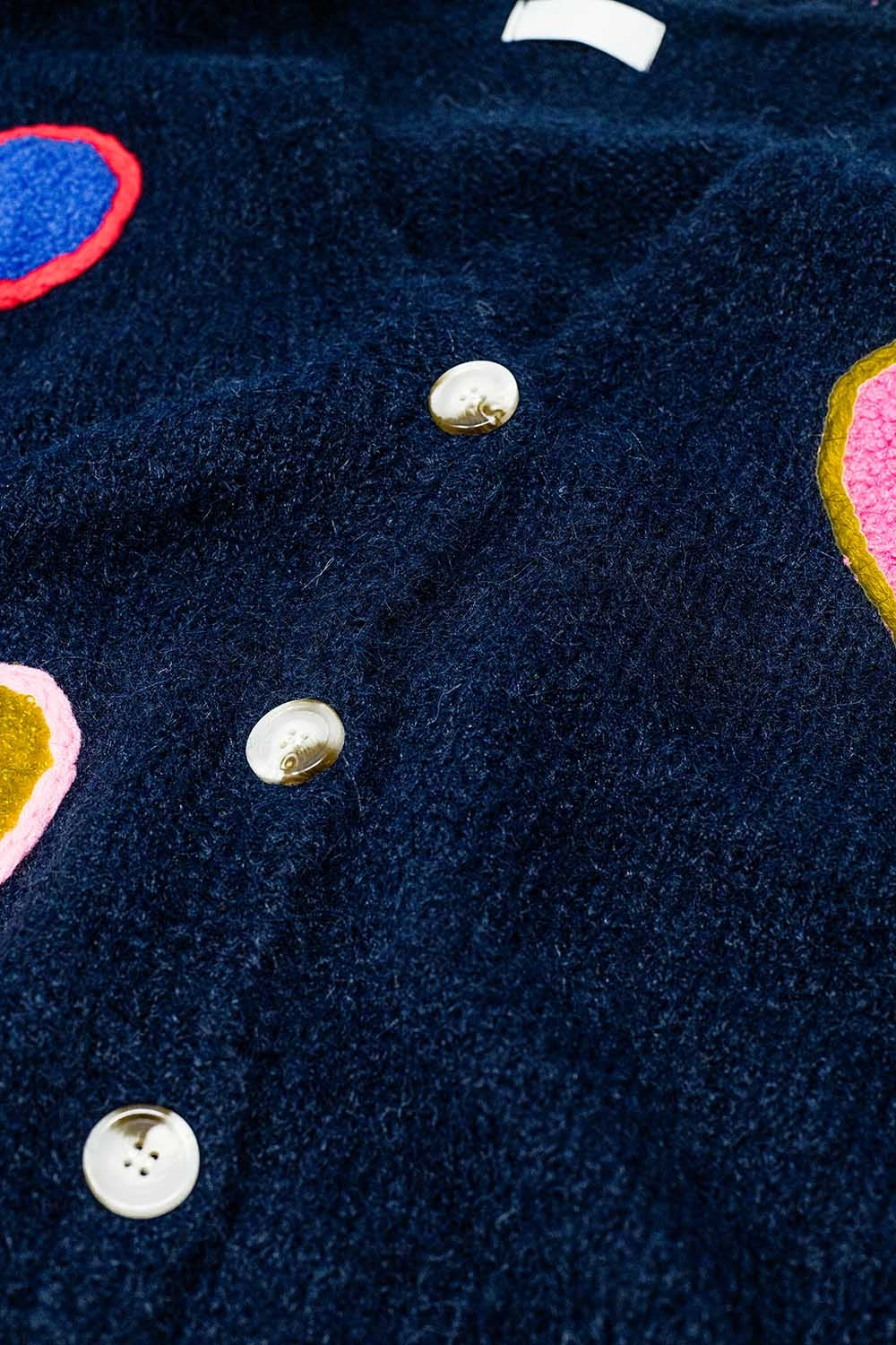 Cardigan in maglia blu navy con cuori ricamati