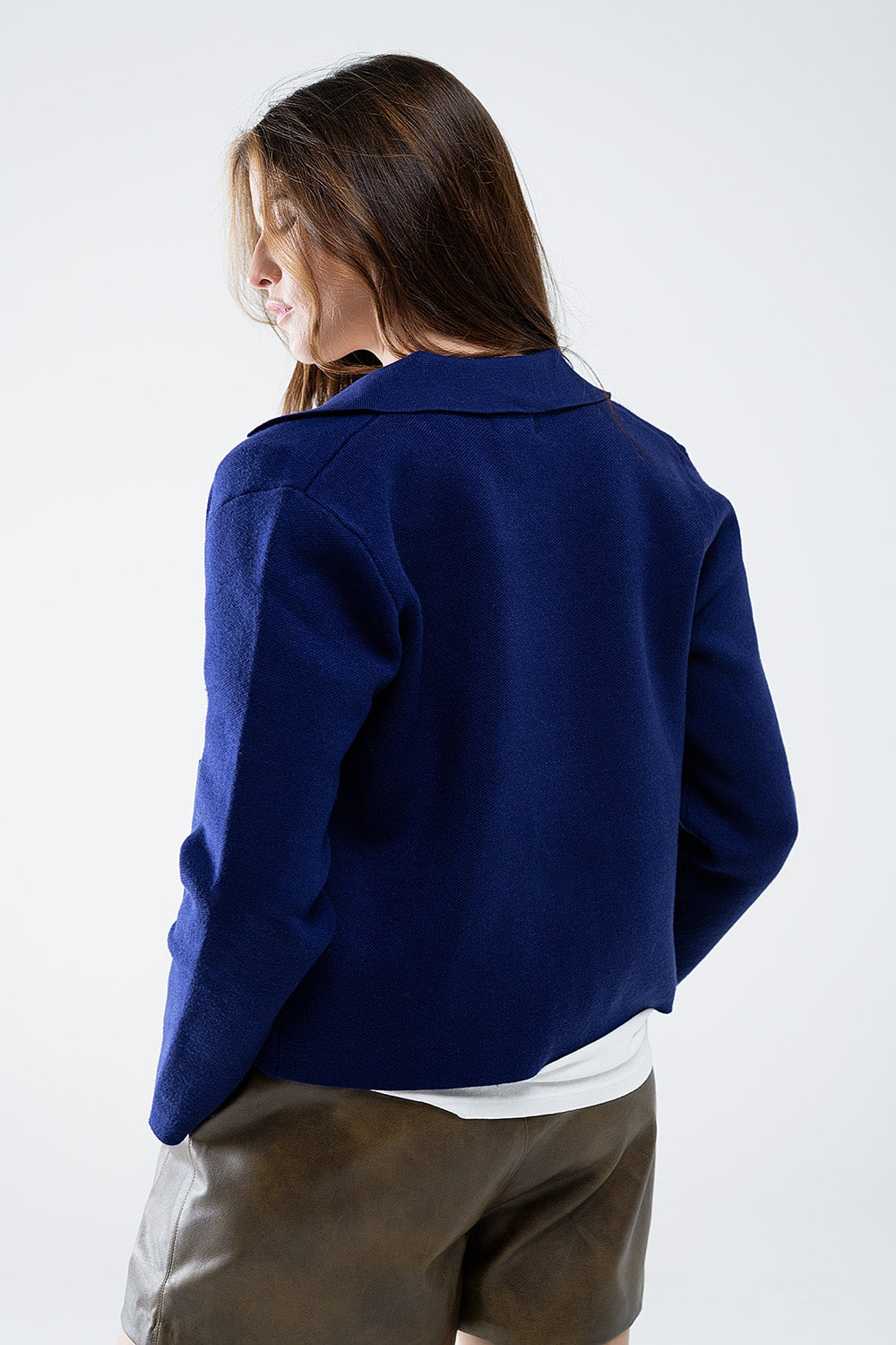 Cardigan in maglia morbida blu inchiostro con tasche anteriori