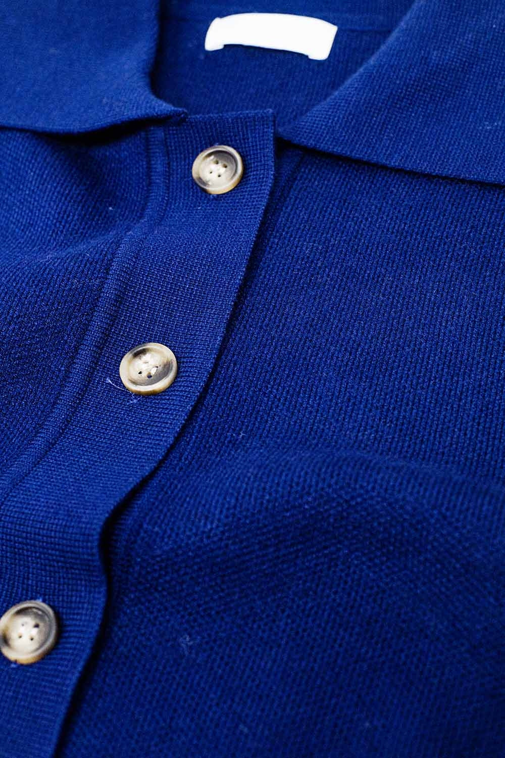 Cardigan in maglia morbida blu inchiostro con tasche anteriori