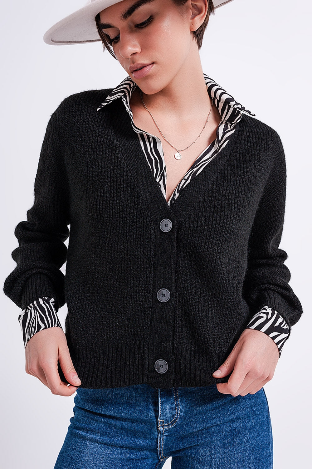 Q2 Cardigan nero abbottonato davanti