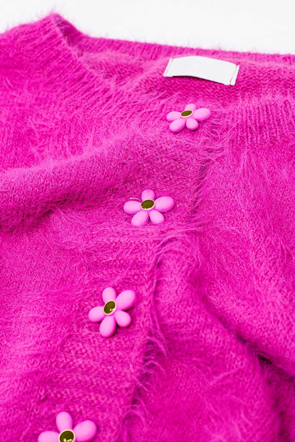 Cardigan rosa corto e soffice con bottoni a fiore