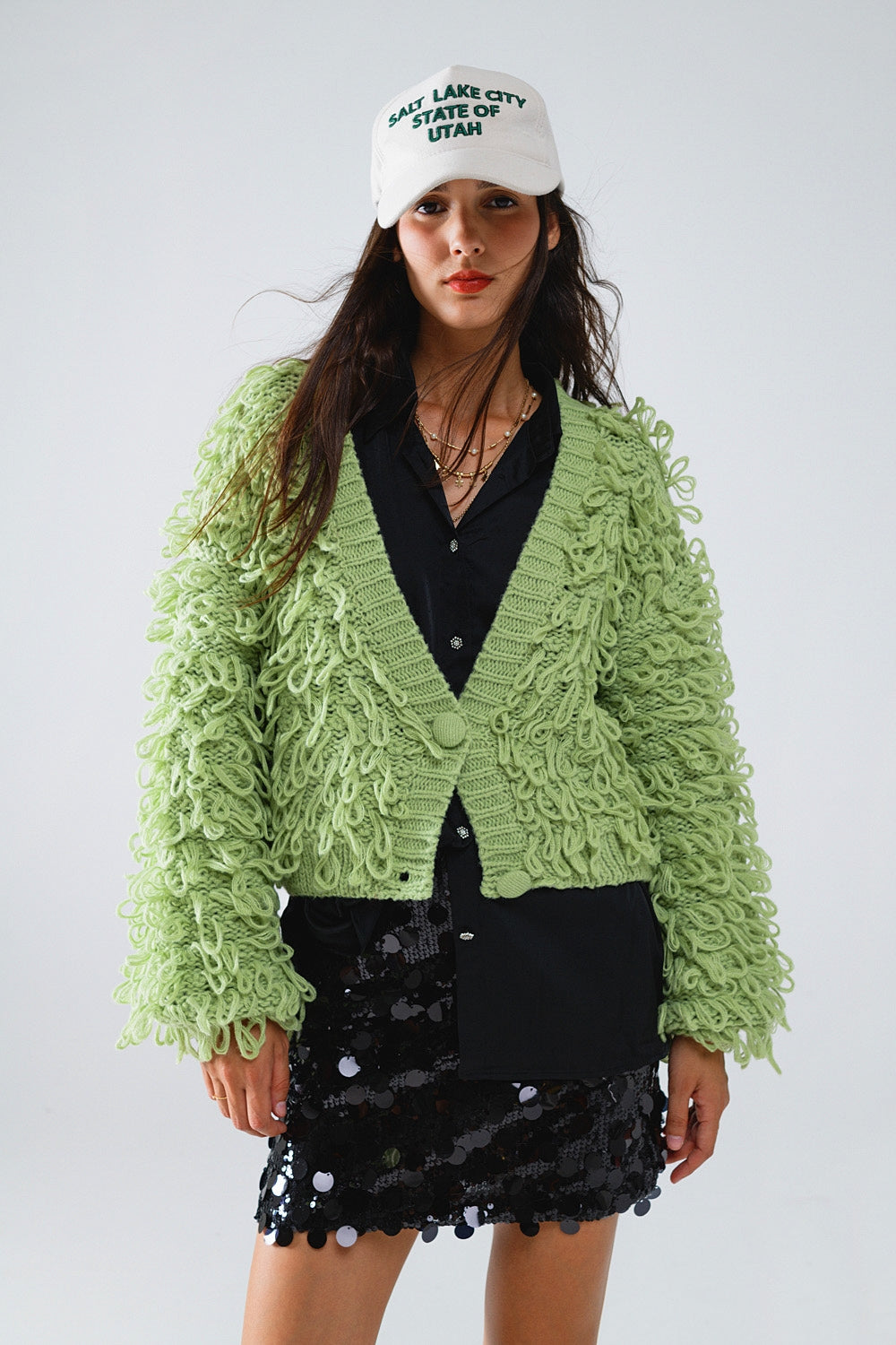 Cardigan verde con frange lunghe e strutturato a maglia grossa