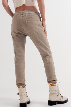 Chino skinny con elastico in vita beige