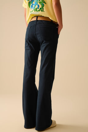 Comodi jeans a zampa in denim elasticizzato blu navy