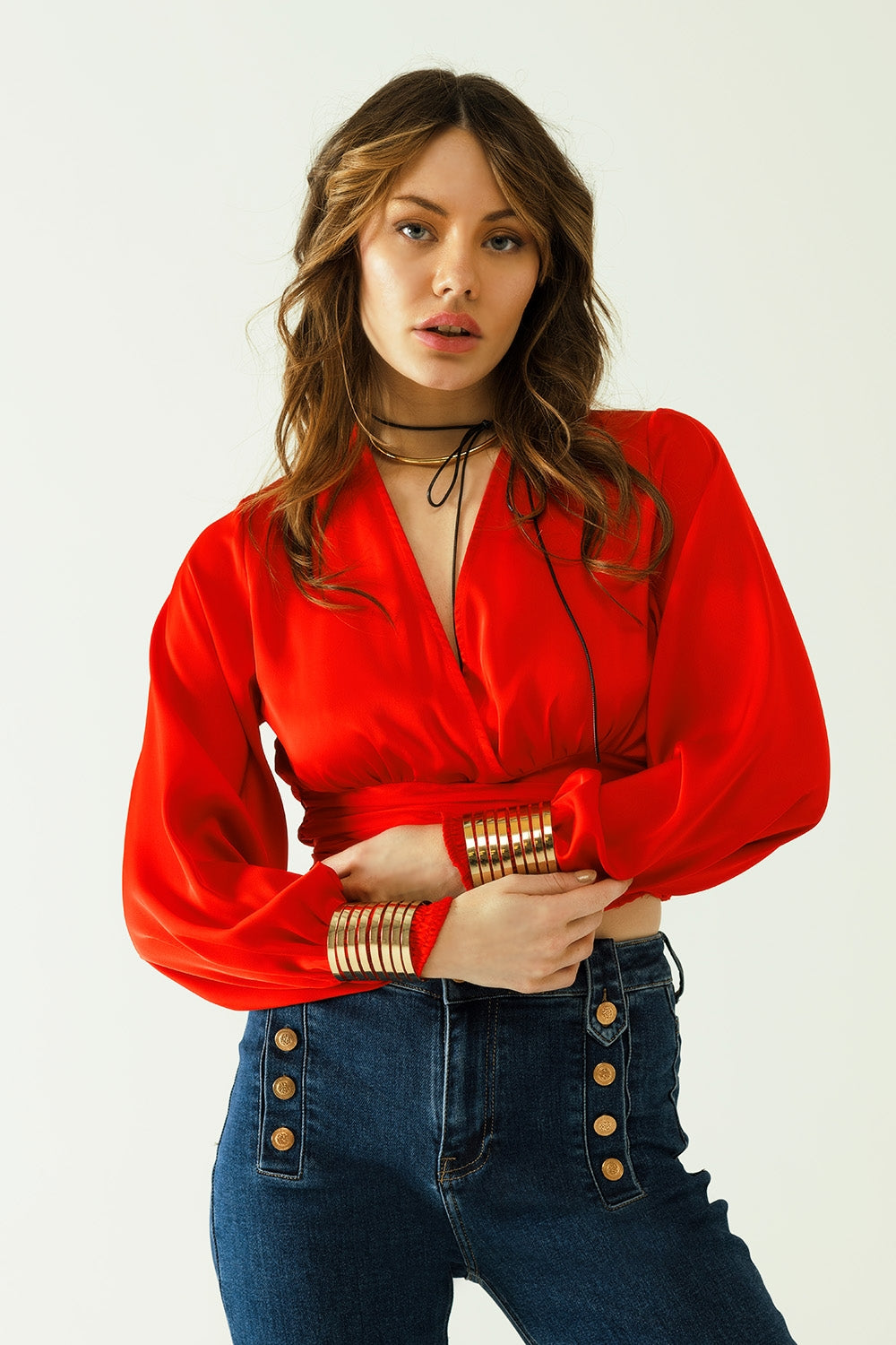 Crop top rosso corto con maniche lunghe e ampie