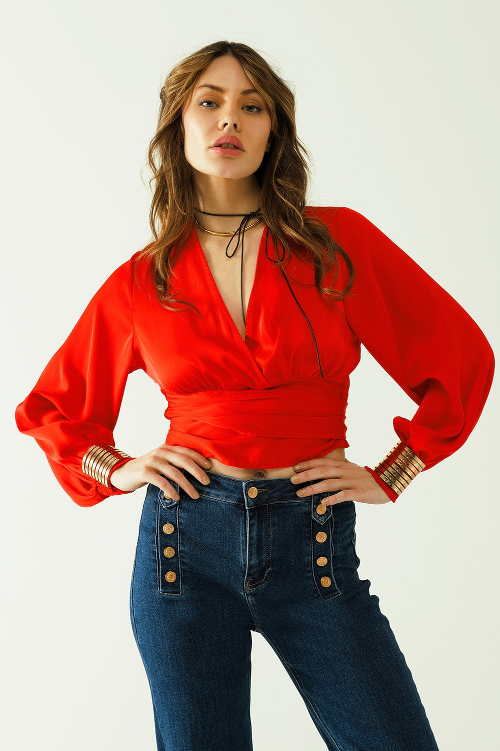 Crop top rosso corto con maniche lunghe e ampie