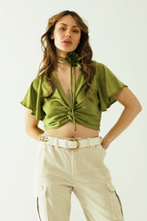 Q2 Crop top verde con scollo a V maniche corte e dettaglio floreale sul collo