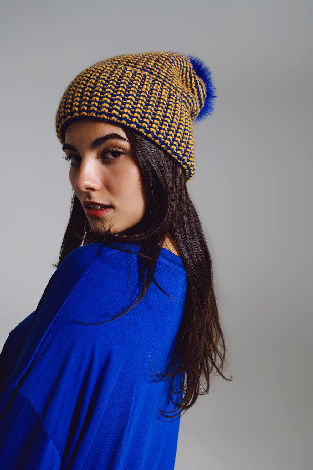 Cuffia a maglia con pompon in blu e giallo