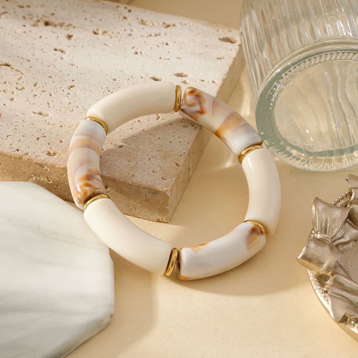 Bracciale Elastico Bianco con Finitura Dorata