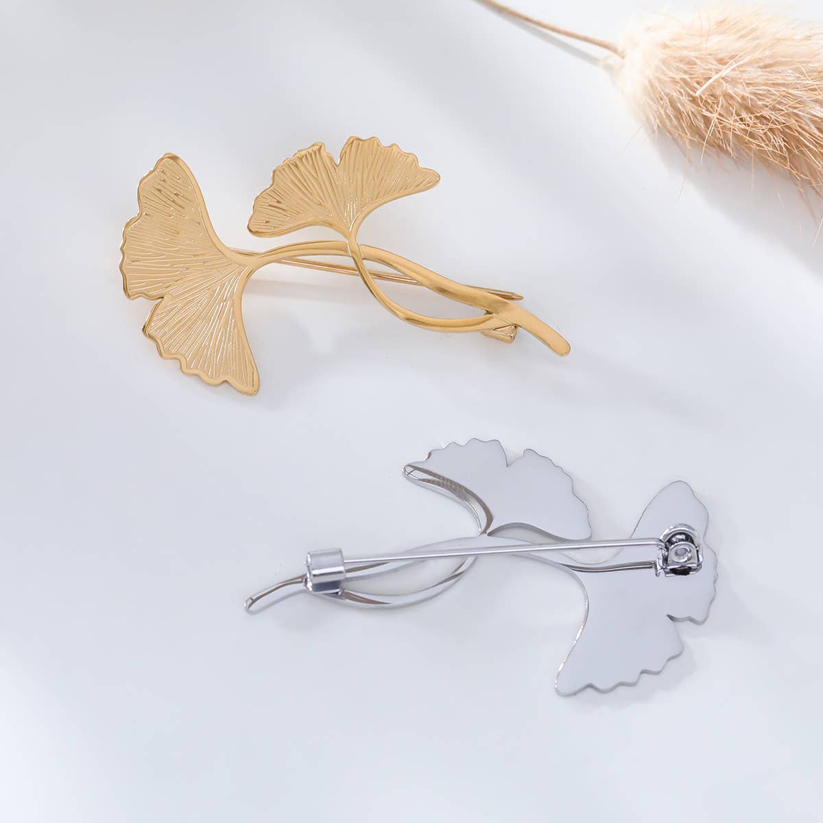 Spilla con fiore di ginkgo