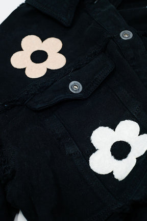 Giacca cropped con tasche sul petto e dettagli floreali in nero