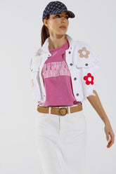 Q2 Giacca cropped con tasche sul petto e dettagli floreali in rosa