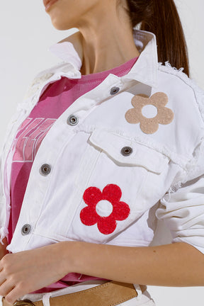 Giacca cropped con tasche sul petto e dettagli floreali in rosa