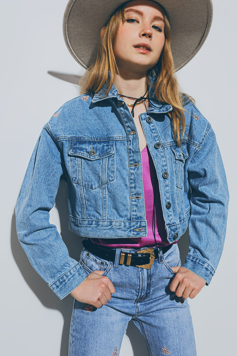 Q2 Giacca denim cropped con cuori laminati in lavaggio medio