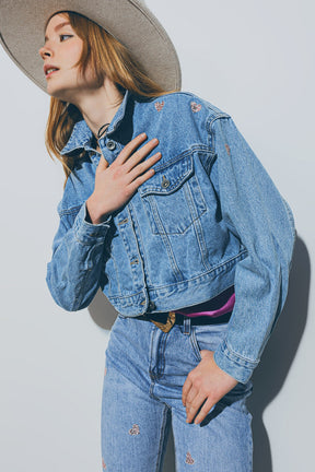 Giacca denim cropped con cuori laminati in lavaggio medio