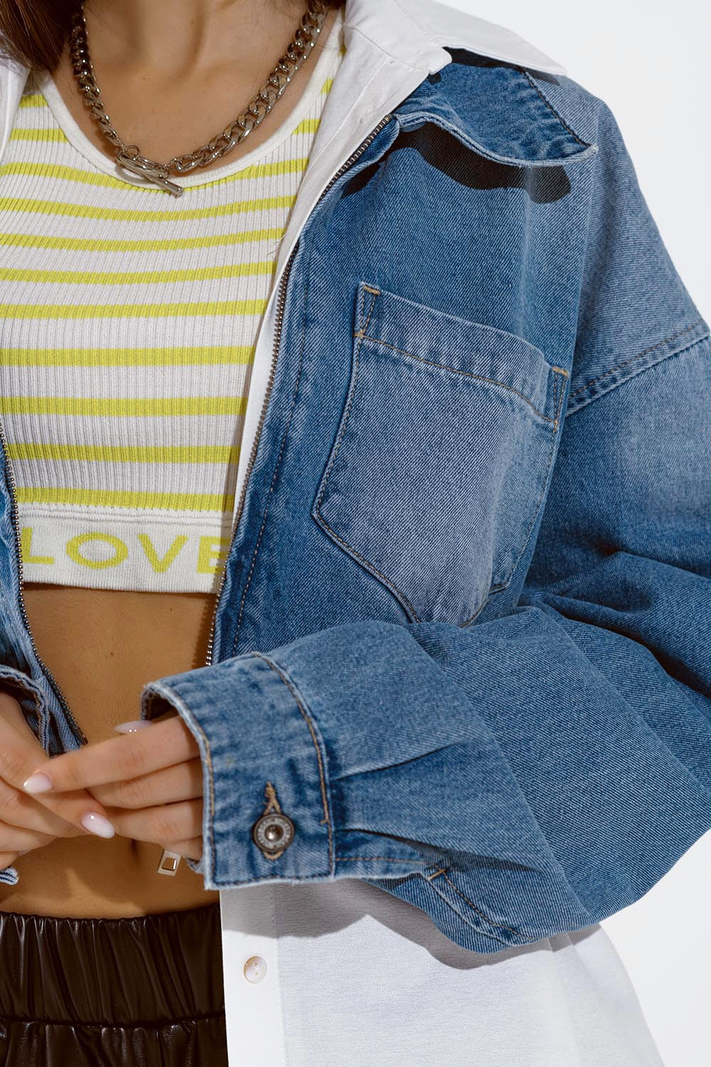 Giacca di jeans cropped con chiusura a cerniera e stampa dipinta a mano sul retro