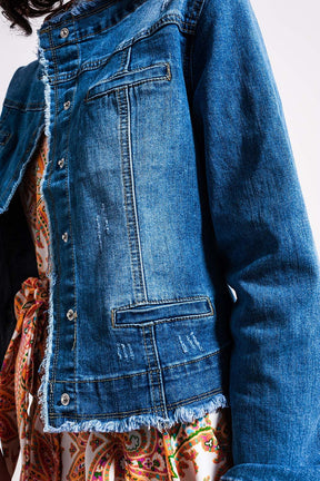 Giacca in denim dal lavaggio chiaro con orlo a vivo