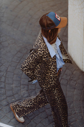 Giacca marrone con stampa leopardata in tessuto denim