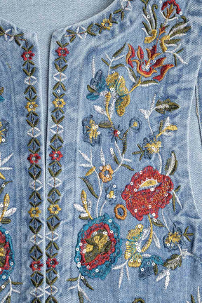 Gilet in denim con ricamo floreale