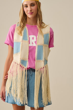 Q2 Gilet in ecopelle con dettagli patchwork e frange