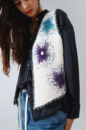 Gilet ricamato con fuochi d'artificio in bianco con finiture nere