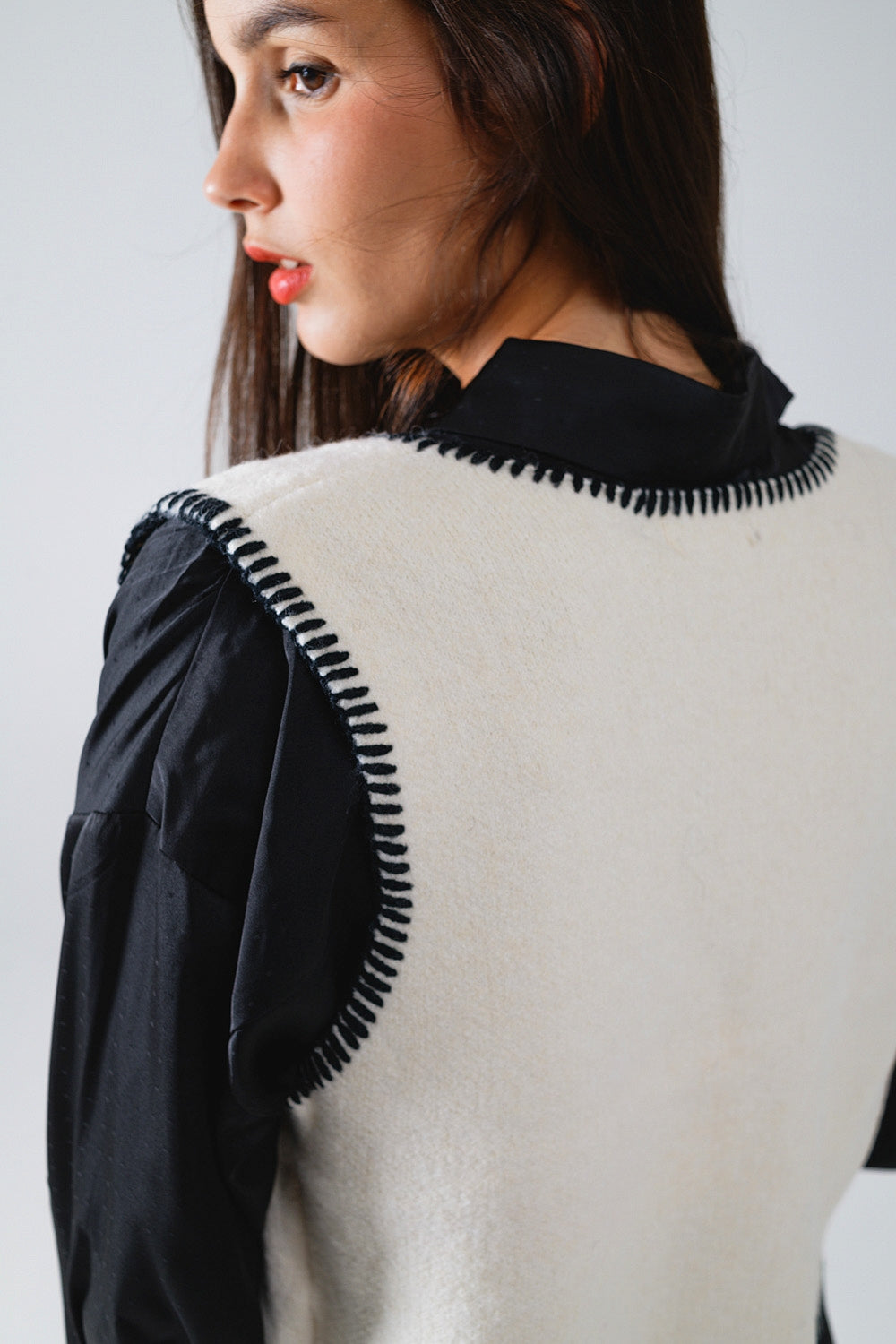Gilet ricamato con fuochi d'artificio in bianco con finiture nere