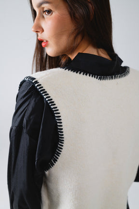Gilet ricamato con fuochi d'artificio in bianco con finiture nere