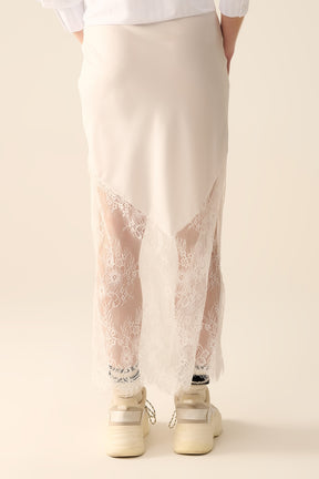 gonna di satin bianco con pizzo in fondo