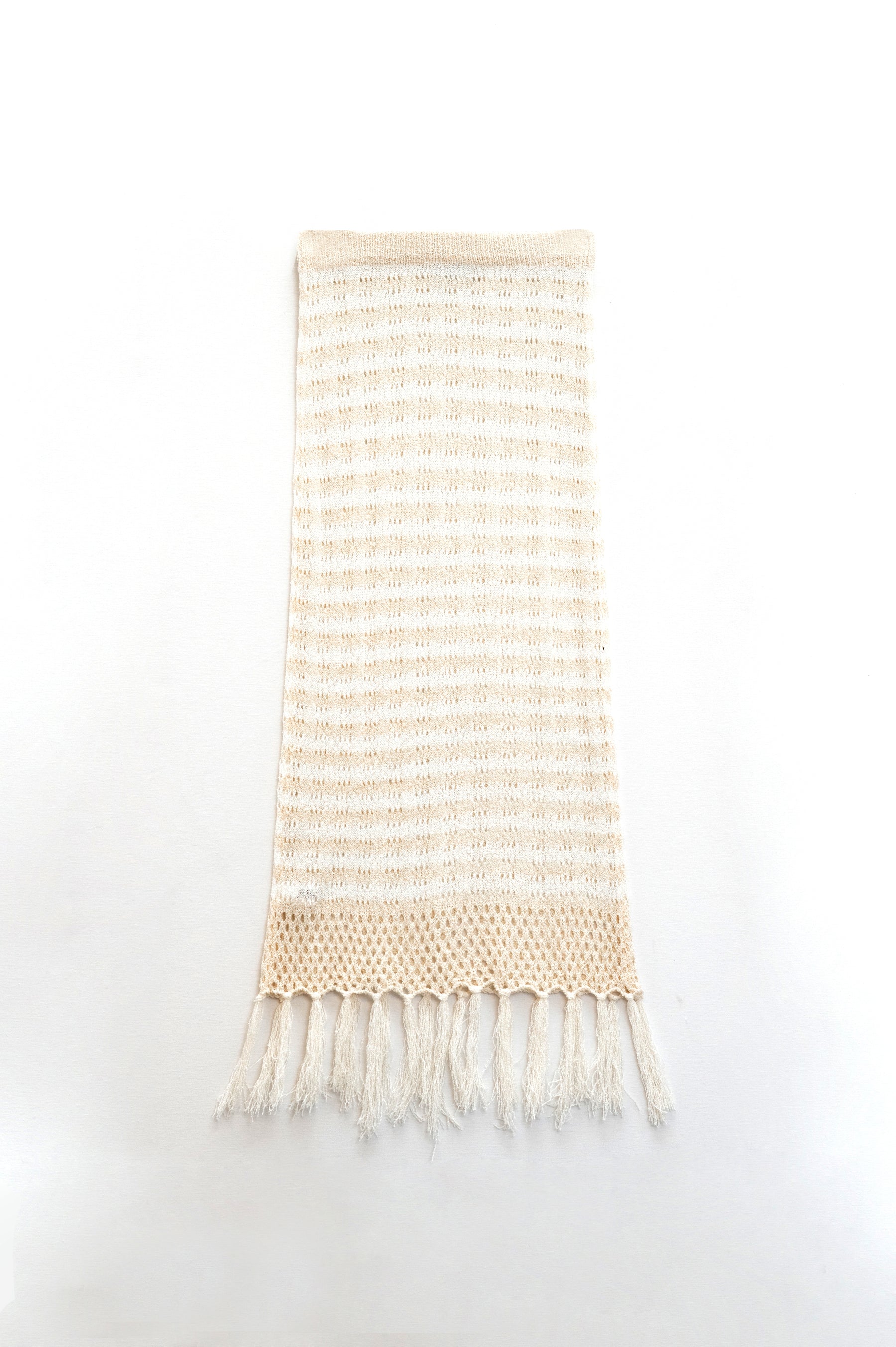 Q2 Gonna midi bianca all'uncinetto con strisce beige e orlo a frange