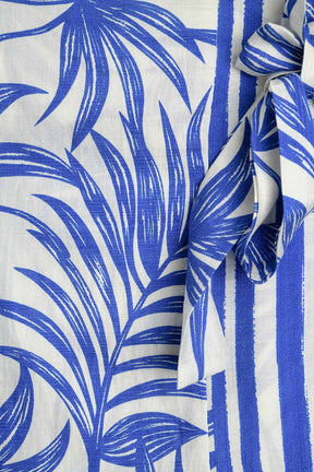 Gonna midi in tessuto leggero con motivi tropicali in blu e bianco