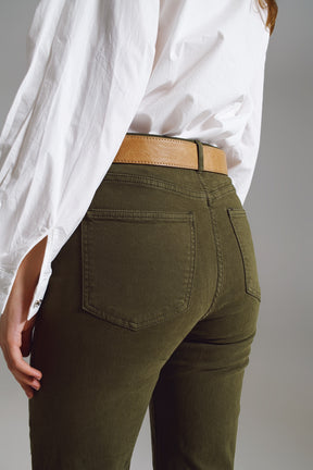 Jeans a gamba dritta con orlo corto in verde scuro