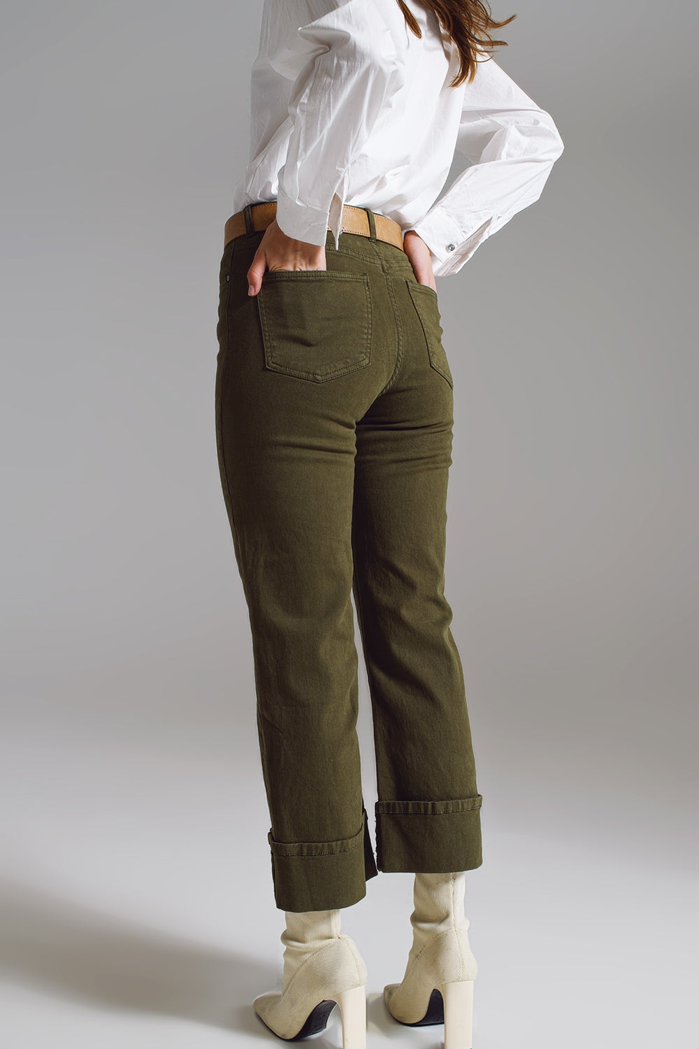 Jeans a gamba dritta con orlo corto in verde scuro